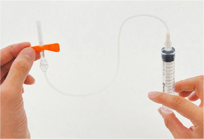 注射器に移し、翼状針を取り付けます。